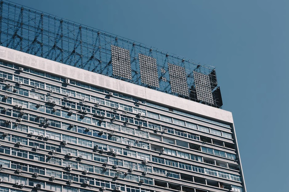 Moderní kancelářská budova s prosklenou fasádou.